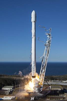 Falcon 9 lifting off